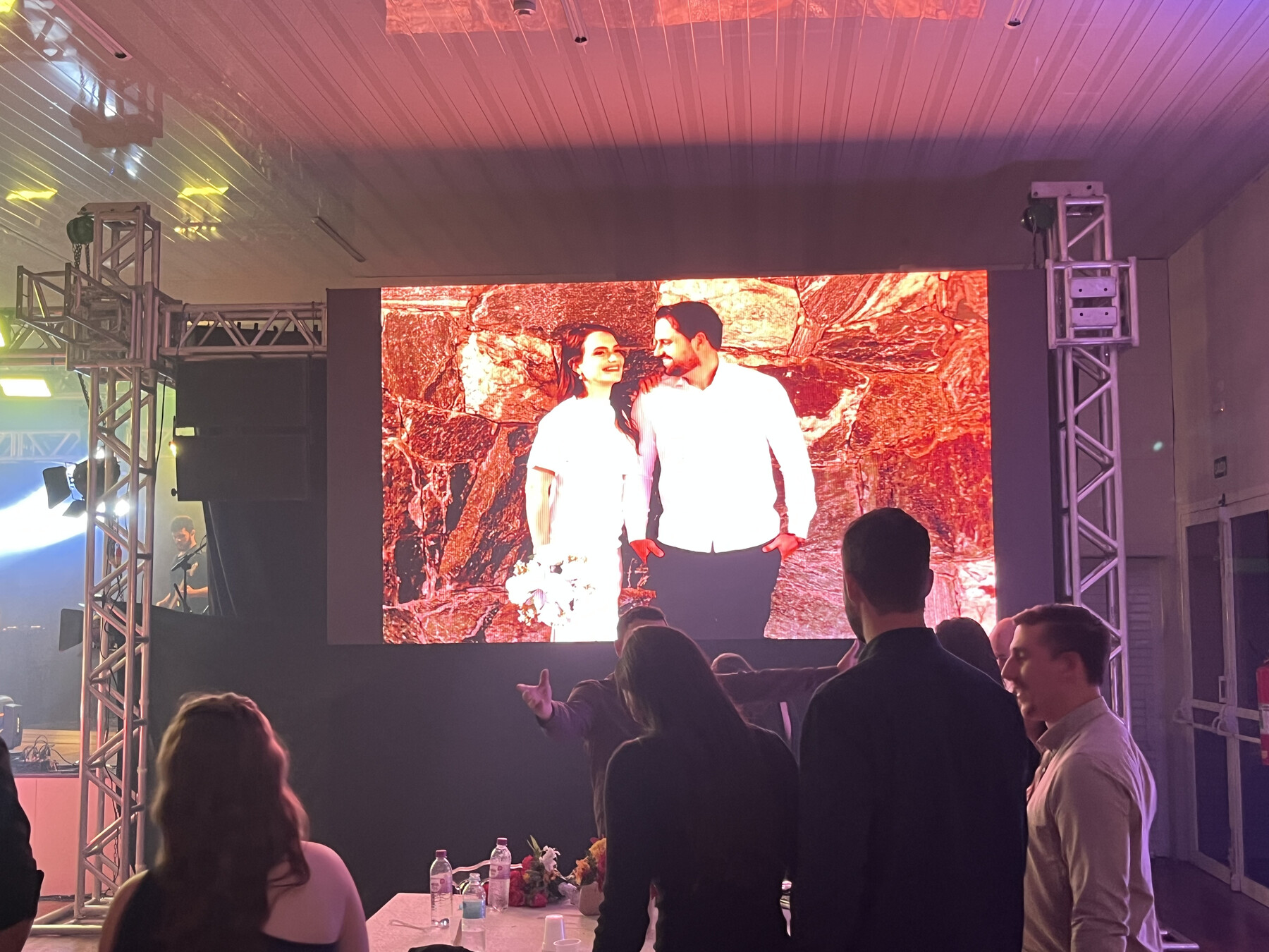 Painel de LED com foto do casal em casamento Ousadia