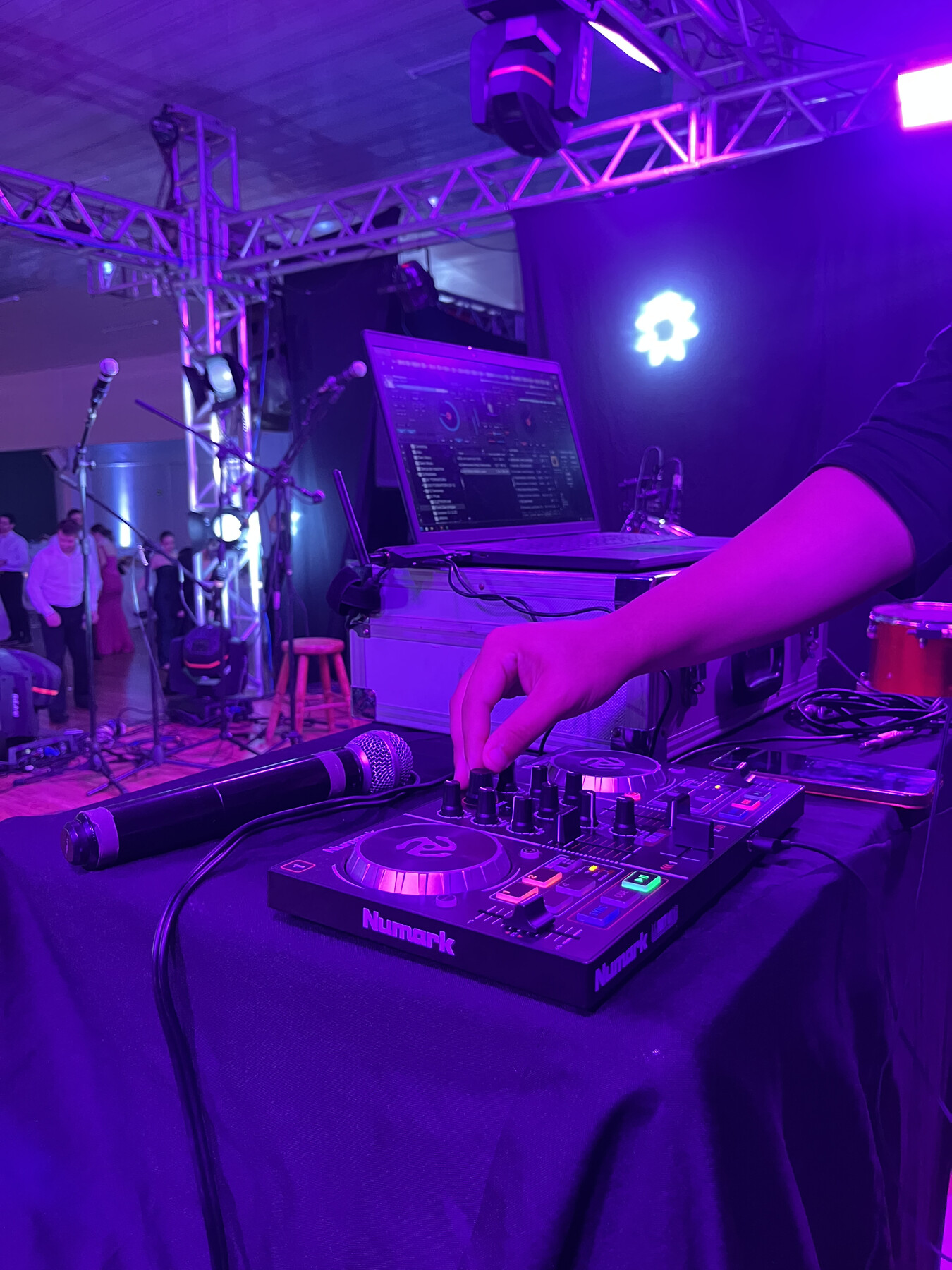 DJ operando controladora Ousadia